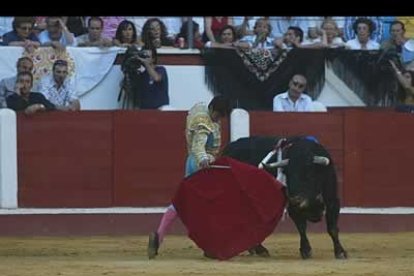 Rivera Ordóñez dejó en su primera faena algunos muletazos con regusto, aunque los que tuvieron repercusión fueron los otros. Sobre todo los adornos.