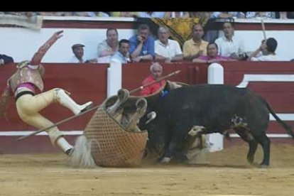 Los picadores sufrieron varios sustos durante el festejo.