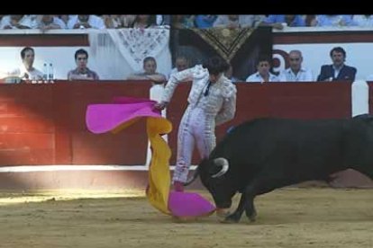 Ceremonioso y sereno toda la tarde, Jesús Janeiro hizo gala de un conocimiento que le permite una gran pulcritud en sus faenas, pero con frecuencia alejada de la espectacularidad.