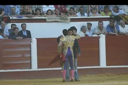 El Fandi brindó la muerte de su primer toro a otro torero presente en la plaza, al madrileño Miguel Abellán, con el que se fundió en este abrazo.