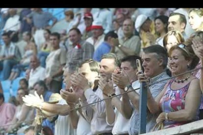 Algunos representantes de la política local de la ciudad, entre los que destaca el alcalde de León y el delegado del Gobierno, no quisieron perderse esta primera tarde de toros.