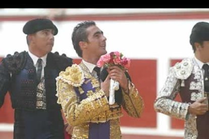 El Fandi, el más destacado de la tarde, conquistó al público, al que obsequió con tres orejas.