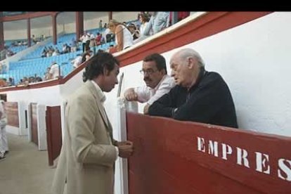 El torero vallisoletano David Luguillano saluda en la imagen al maestro Antonio Chenes, Antoñete, en presencia de David Montero.