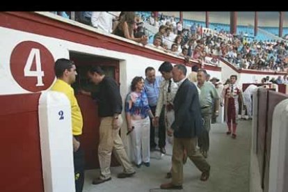 Jesulín acudió a la enfermería de la plaza leonesa tras matar al segundo toro, aquejado de la lumbalgia. El doctor Amador Alonso le apreció una contractura lumar, por lo que se puso en manos de un fisoterapeuta.