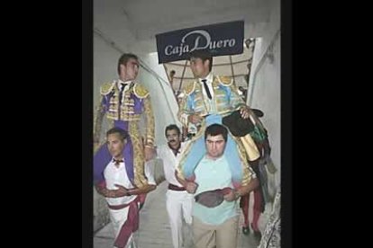 Momento en el que El Fandi y Rivera Ordóñez anandonan la plaza a hombros.