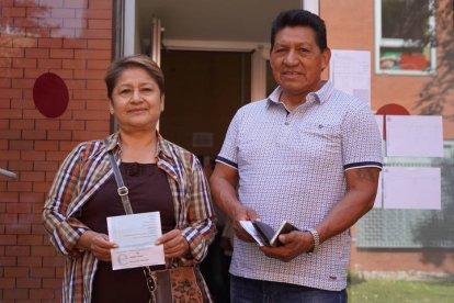 María Juana y Jorge Oswald votan en el Centro Cívico del Crucero. J. NOTARIO
