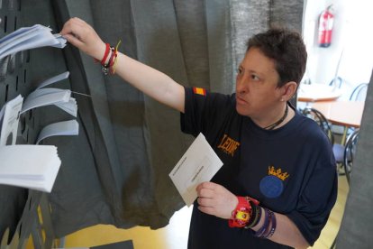 Isabel Gutiérrez elige papeleta. J. NOTARIO