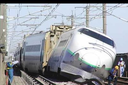 El Tokin-325, un tren bala descarriló entre las localidades de Urasa y Nagaoka, aunque no hubo heridos entre los pasajeros. Es la primera vez que sucede que comenzó a circular hace 40 años.