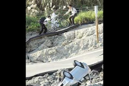 Los equipos de rescate trabajaron desde las primeras horas en la búsqueda de supervivientes.