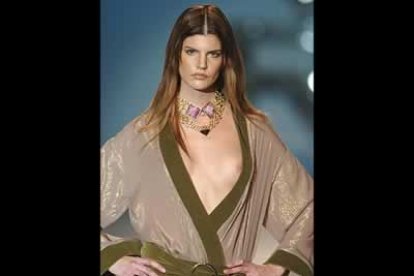 Blusón tornasolado, ribeteado con cinta ancha de terciopelo verde y recogido con bridas, diseño de la colección de Rocabert