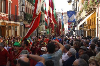 El desfile de pendones y carros engalanados llenó de gente la calle Ancha |Ramiro