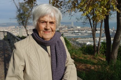 Doireann MacDermott desde Miramar con la vista de Montjuïc, Barcelona, en 2017. ALONSO CARNICER MACDERMOTT