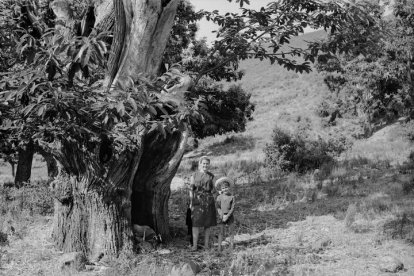 Doireann y Alonso en Puente de Domingo Flórez en el verano de 1962. RAMÓN CARNICER