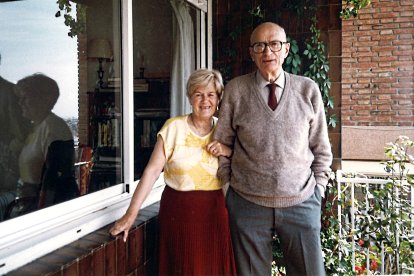1985 Doireann MacDermott y Ramón Carnicer en la terraza de su casa de Barcelona. ARCHIVO DOIREANN MACDERMOTT