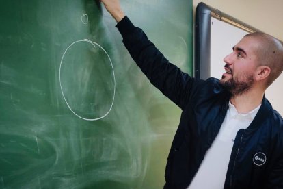 Pablo Álvarez da una clase magistral en el Colegio Leonés. DL