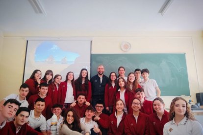 Pablo Álvarez da una clase magistral en el Colegio Leonés. DL