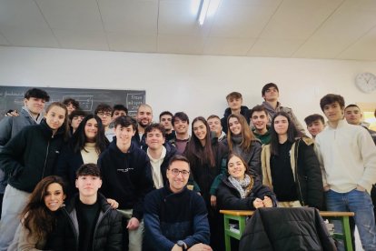 Pablo Álvarez da una clase magistral en el Colegio Leonés. DL