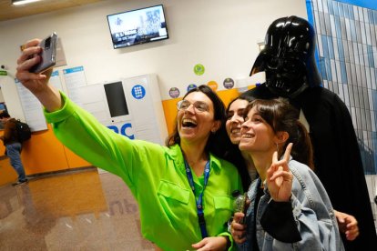 Darth Vader, entre otros personajes, ha sido el reclamo esta semana de las jornadas sobre la ciencia y la ficción detrás de la saga de Star Wars organizadas en la Escuela de Ingeniería de Barcelona. EFE