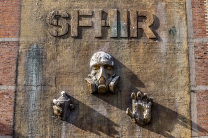 Título. Buscado por arte ilegal desde 1995
Artista: Shfir.
El arte urbano, en su calidad de manifestación artística libre, pública y
alejada de cualquier encorsetamiento, se encuentra siempre en ese limbo
indefinido entre la fascinación y el malditismo.
Esta obra reflexiona sobre la paradoja que va ligada al arte urbano y que,
por su excepcionalidad, genera con frecuencia situaciones incongruentes.
El mismo artista que es satanizado y castigado legalmente por una obra
es admirado e incluso cotizado en función del contexto.
La democratización del arte como una reivindicación libre de crear y de
ser disfrutada por todos no encuentra nunca un consenso y tal vez por
eso, tenga aparejada siempre ese componente polémico, ese misticismo y
ese eterno debate.