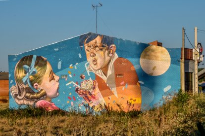 Artista: Javi Corte
Título de la obra: Un helado
Jabi Corte retomó el interés por la pintura mediante el Graffiti, adentrándome de manera más profunda en su vertiente artística principalmente. Idear y pintar murales era lo que más le llenaba, por lo que la transición hacia la pintura mural era obvia. Si bien le debe muchísimo al spray como herramienta de creación y al Graffiti como escuela donde ha desarrollado la gran parte de mi creatividad y experimentación. Su composición y uso del color tienen el ADN inequívoco del Graffiti, el dinamismo y el contrastes son importantes para el artista, así como un equilibrio entre abstracción y figuración, dejar pequeñas piezas en el muro que la persona que lo observa pueda completar con su imaginación: no dar todo mascado, pero tampoco tratar de atormentar a quien observe y quiera disfrutar de mi obra, creo que en el descubrimiento de un significado propio de la obra, por parte de cada observador, es el mayor de los premios, las calles son grandes y están llenas de ideas,