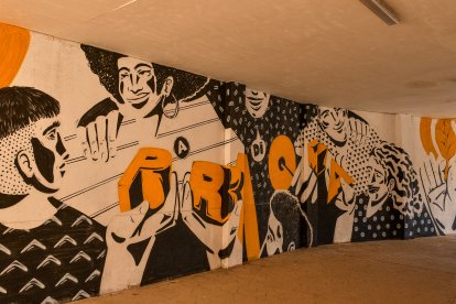 Artista: NSN997
Título de la obra: Nuevo paradigma
En un momento como lo que estamos viviendo parece loco hablar de utopias. Al mismo tiempo la gran mayoría de la persona tiene claro que este sistema no funciona, no es sostenible para mucho tiempo. Lo que necesitamos es un nuevo paradigma que nos haga de guía para construir un modelo de vida distinto. La obra reflexiona sobre el pasaje, pasaje también como lugar fisico, a este nuevo paradigma. Primero la esperanza, el fuego, tiene que guiar el pensamiento y otro pilar es la ecología, representada da la hoja. Una visión holística para un nuevo sistema más cooperativo y menos competitivo, donde todos aportan. Nuestro NUEVO PARADIGMA es multicultural, internacionalista y cohesivo donde, por supuesto, la base es el compartir, un consumo social y equitativo.