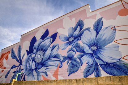 Artista: Ciclope
Título de la obra: Raíz
La semilla crece, aunque no la veas. Lleva hoy tu risa y tus ojos dicen. La raiz se expande y se aferra fuerte a esta tierra que es tu cuerpo. Sus manos (que antes fueron tuyas) descubren los surcos que abriste en tiempos de antaño sudando esperanza, labrando un futuro.
Quien cultiva sueños, cosecha destinos.
La semilla crece, aunque no la veas.
Brotará tu nombre y llevará savia a todas sus ramas que buscan el cielo con sus verdes ojos.
Y mecerá el viento aquellas sus risas, que dicen, tan tuyas.
Hoy que florecen sueños.
Hoy que ya son destino.
Autor: Nico Monti