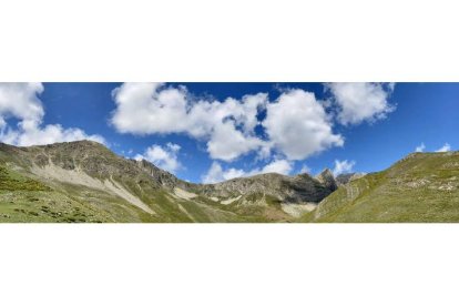 Panorámica del Prado Chano y la majada de Fonfría. MARISA VALBUENA RODRÍGUEZ