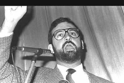 El vicepresidente primero del Gobierno, Mariano Rajoy, en sus comienzos como diputado del Parlamento Gallego dando un mitin en Pontevedra en el año 1982.