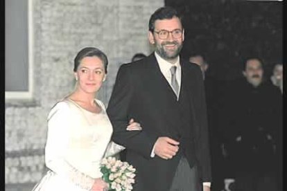 Siguiendo el consejo de su mentor, Manuel Fraga Iribarne, se casó en Pontevedra con Elvira Fernández de Balboa en 1996. Pero cumplió el consejo a medias porque no aprendió a hablar gallego.
