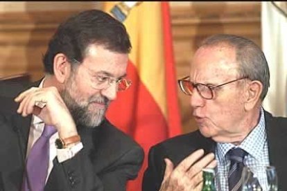 A pesar de crecer como 'delfín' de Fraga, cuando ocupó la vicepresidencia de la Xunta, no estuvo de acuerdo con la política reinante del PPdGa en los años ochenta y noventa y se fue a Madrid.