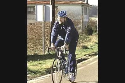Su gran afición es la bicicleta. Admira a Induráin aunque es también un gran futbolero: está abonado al Real Madrid, es socio del Pontevedra, accionista del Celta de Vigo e hincha del Dépor.