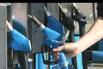 El litro de gasolina súper costaba 24 pesetas. Hoy cuesta 1,11 euros.