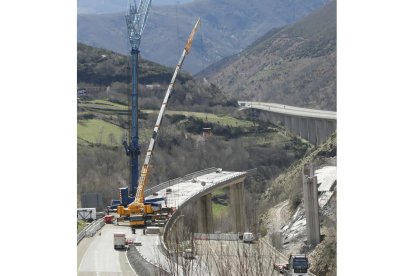 Parte que queda por echar abajo del viaducto que se desplomó en junio de 2022. L. DE LA MATA