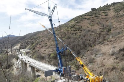 Obras guiadas por dos grandes grúas. L. DE LA MATA
