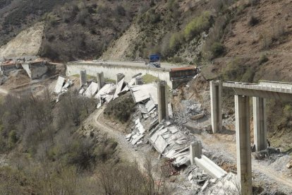 Parte derribada ya, al fondo el sentido Madrid. L. DE LA MATA