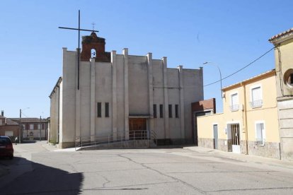 Sus dos poblaciones —Regueras de Arriba y Regueras de Abajo— son un claro ejemplo de la arquitectura rural tradicional del sur de la provincia con calles generalmente amplias, casas de dos plantas organizadas a línea de fachada, plazas y rincones, parques y espacios de ocio.  Foto: RAMIRO
