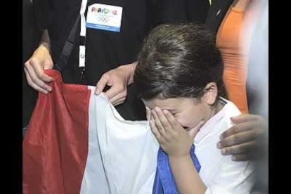 La tristeza de los franceses no se dejó esperar en el Centro de Convenciones Raffles, en Singapur.