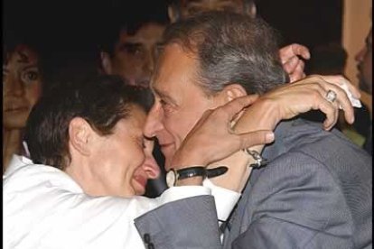 El alcalde de París, Bertrand Delanoe, tuvo que consolar a su portavoz.
