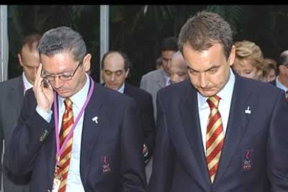Gallardón y Zapatero, tras conocer la tercera votación del COI. Madrid sólo tuvo dos sufragios menos que París.