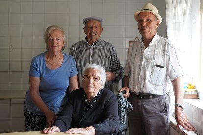 Teresa con Rosalina, Amancio y Ausibio. J. NOTARIO