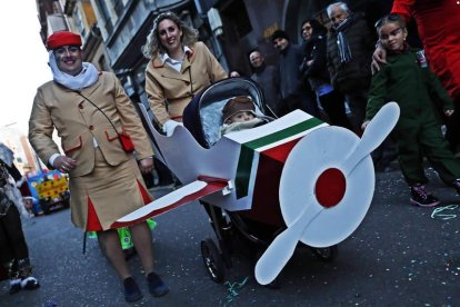 El desfile infantil saca a la calle a familias enteras. RAMIRO.