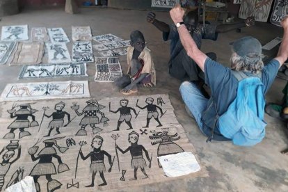 Fernández Tomé, de espaldas, ante el supuesto Picasso. DL