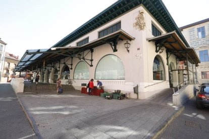 Imagen exterior del mercado y la terraza en la que se ubica el ecomercado. MARCIANO PÉREZ