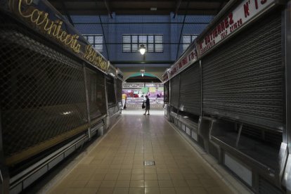 En el Mercado del Conde Luna apenas quedan media docena de puestos abiertos. JESÚS F. SALVADORES