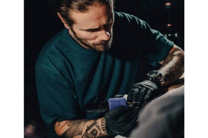 Víctor del Fueyo realizando uno de sus tatuajes. ICAL