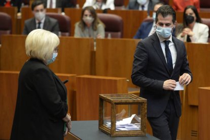 Luis Tudanca, durante su votación. NACHO GALLEGO