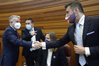 El procurador de UPL, el berciano José Ramón García, saluda a Ángel Ceña, de Soria Ya, ante Luis Mariano Santos y Pablo Fernández (UP). NACHO GALLEGO