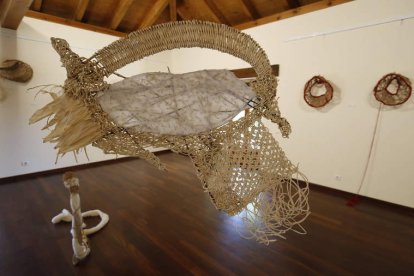 El arte adquiere su máxima expresión en la muestra que alberga La Casona de Sierra Pambley en Villablino hasta el 31 de agosto. RAMIRO