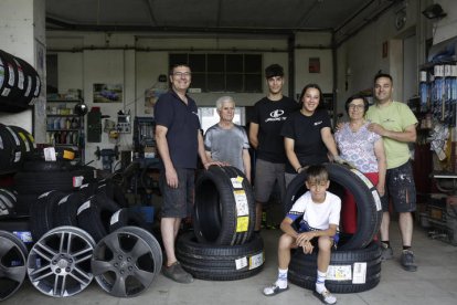 Andrea Gutiérrez, con su familia en el taller Hermanos Gutiérrez, que tienen en Villoria de Órbigo. FERNANDO OTERO