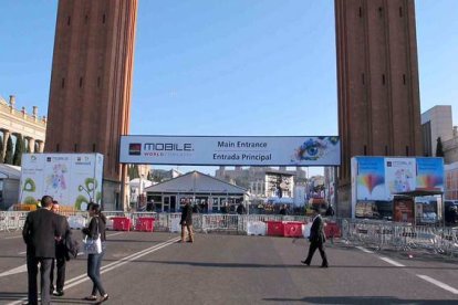 La entrada principal del Mobile World Congress, en la plaza de España. Foto: CARMEN JANÉ